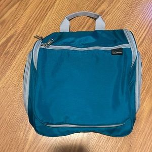 L.L. Bean Medium toiletry bag. Like new condition. Teal
